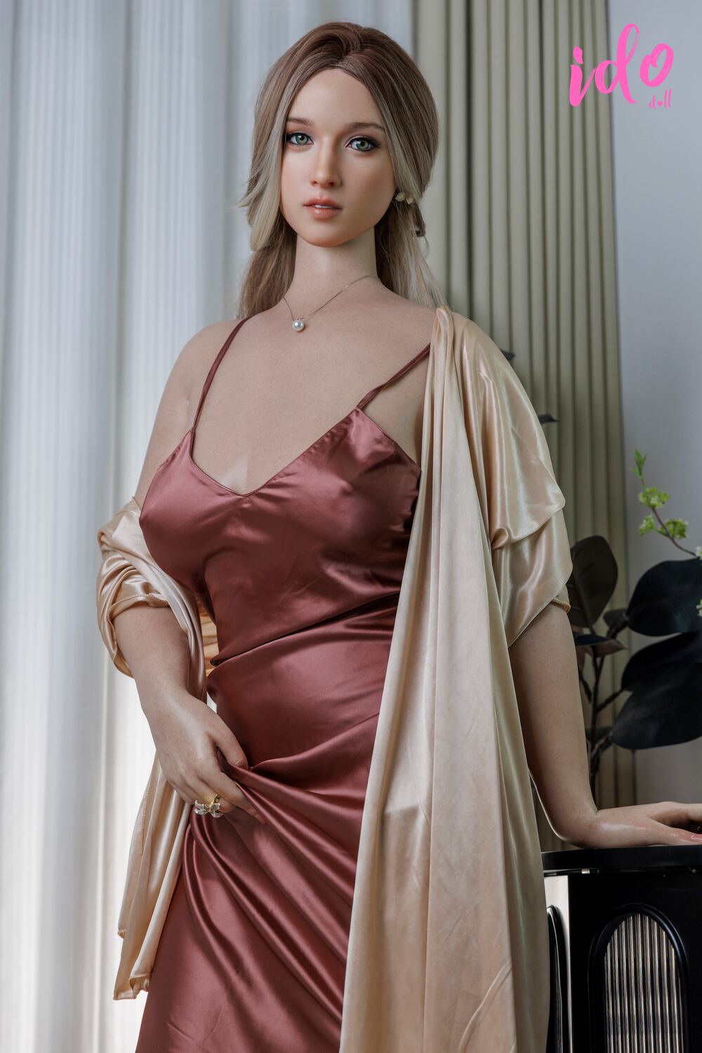IDO Laura: Satin-dress portrait holding robe