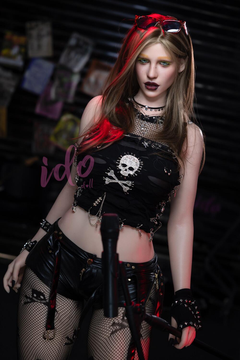 IDO Lilith: Standing dark outfit with mesh leggings