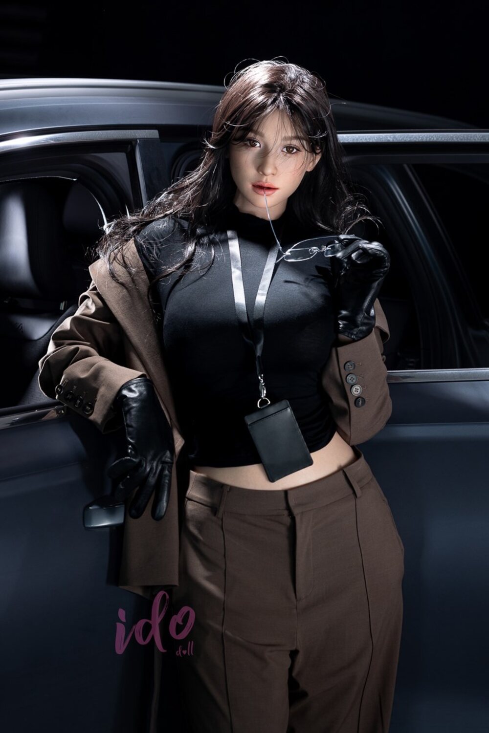 IDO Meilan: Brown suit and black gloves beside car